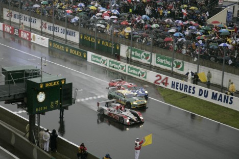 Marco Werner tager det ternede flag
(Foto: Audi Motorsport)